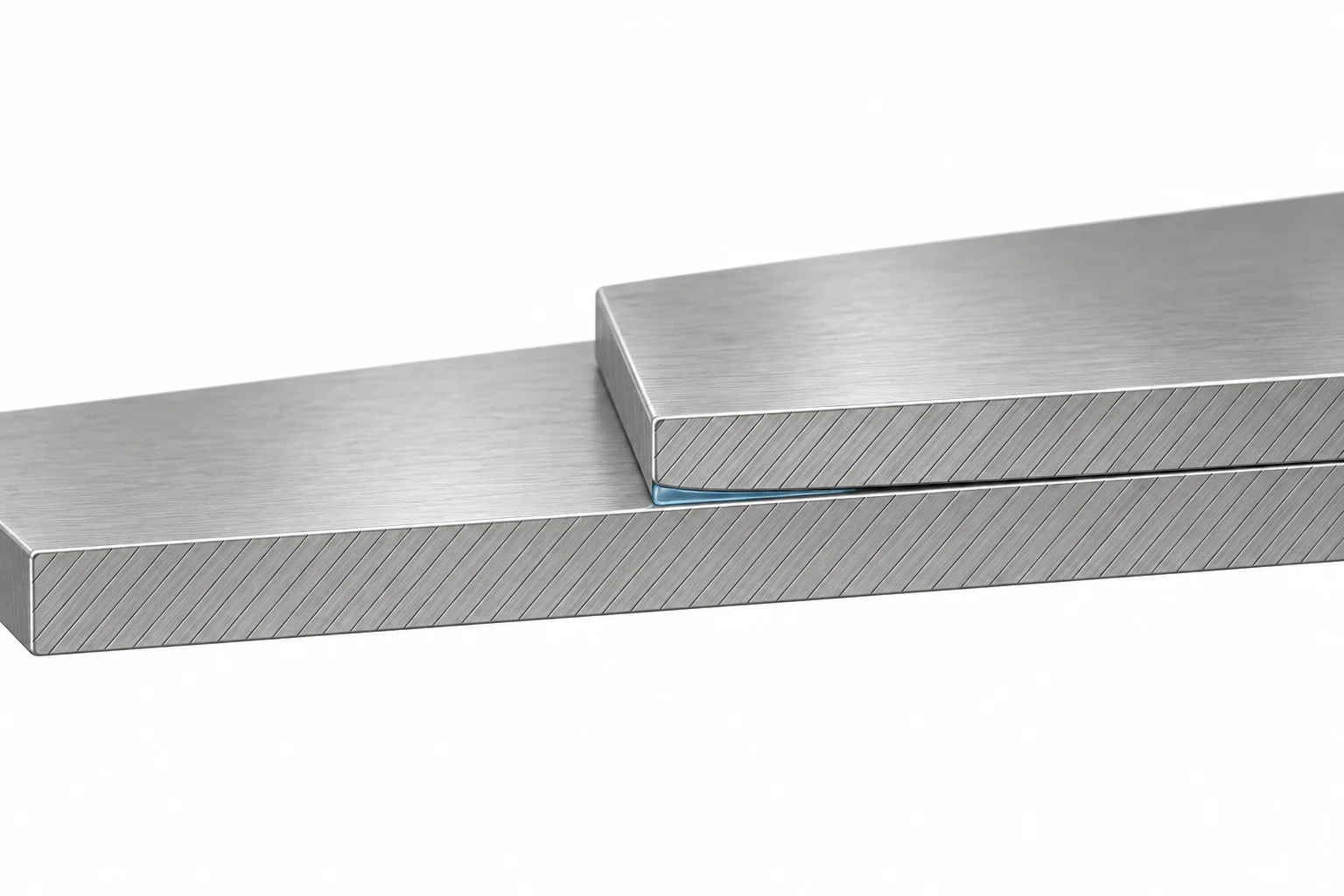 Doorsnede van overlappende roestvaststalen platen met een klein, vloeistofgevuld gebied aan de afgeschermde interface