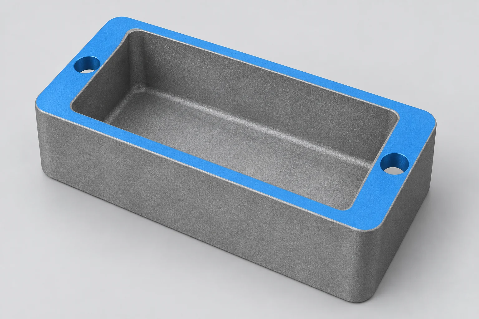Flangia superiore blu e superfici dei fori su un alloggiamento grigio con texture da getto